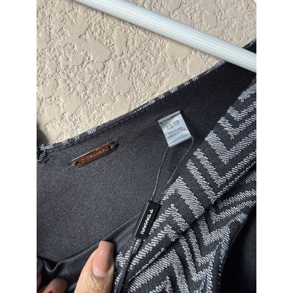 T Tahari Women's sleeveless belted Jumpsuit Black Chevron print NWT Size XS - Picture 5 of 14